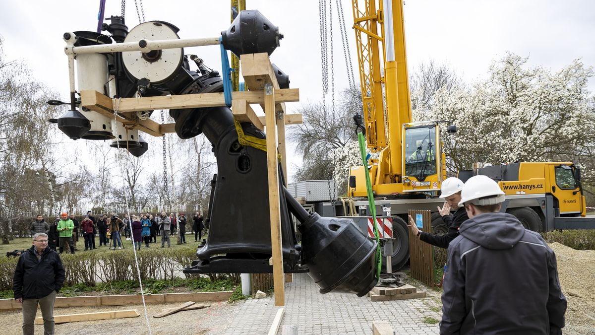 FOTO: Největší dalekohled petřínské hvězdárny odvezli na opravu